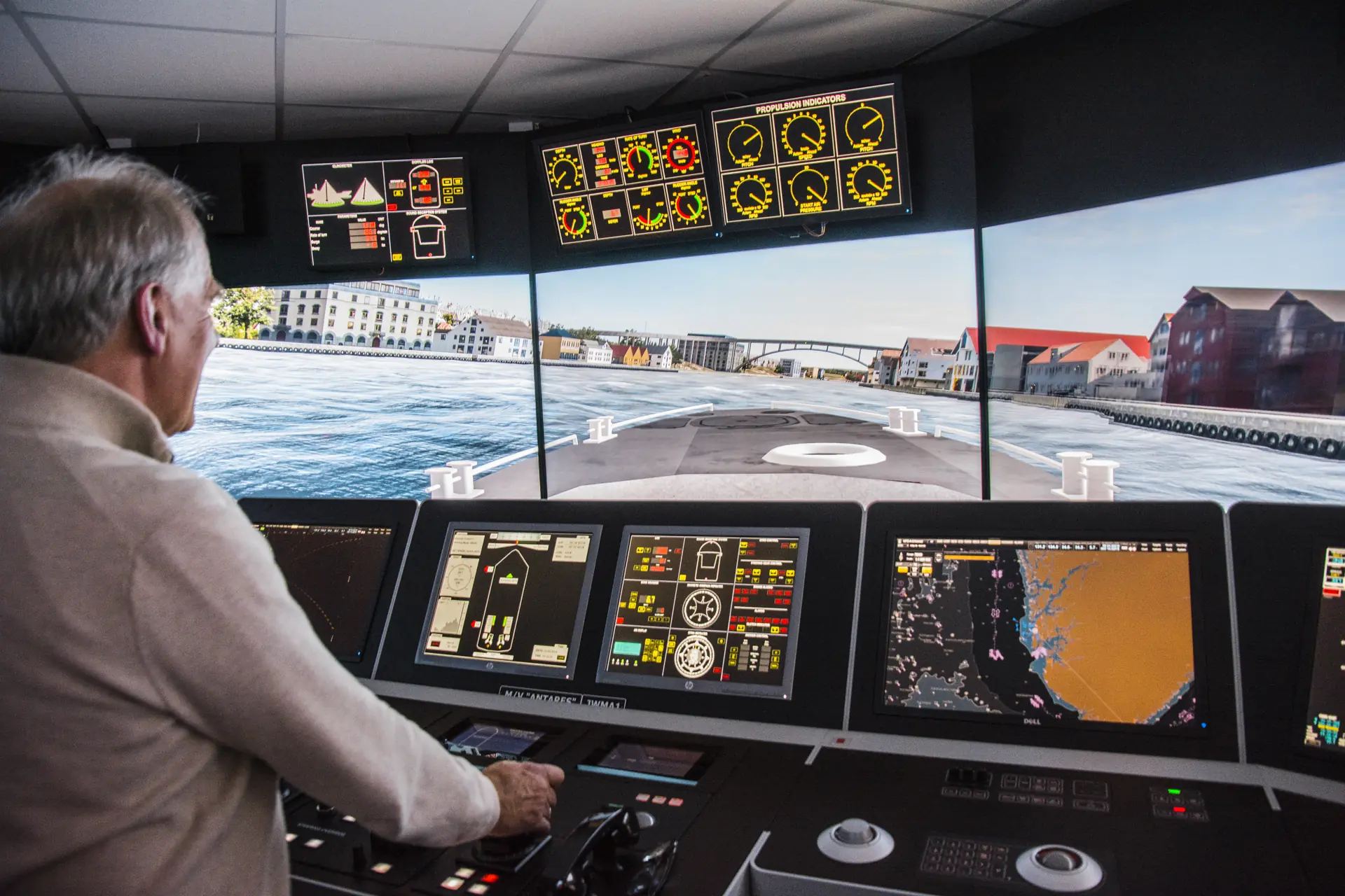 Med tretti knop gjennom Smedasundet… Godt det kun er i simulator.