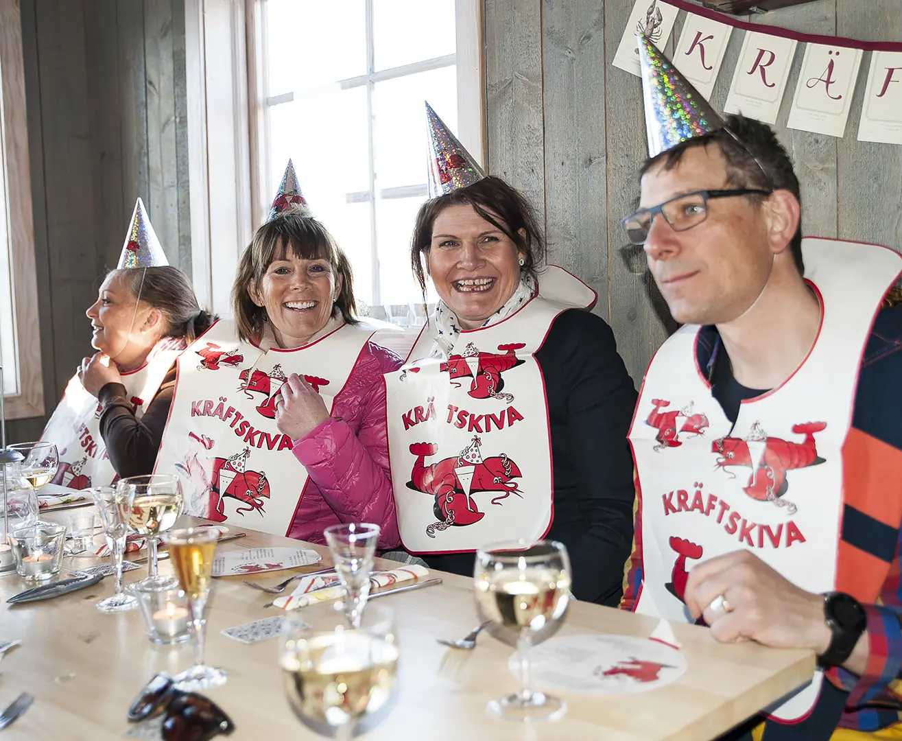 Nordmenn og svensker i skjønn forening rundt krepsebordet. Stemningen er høy når hatt og smekk kommer på plass og snapsevisene synges til akkompagnement fra lokale trubadurer.
