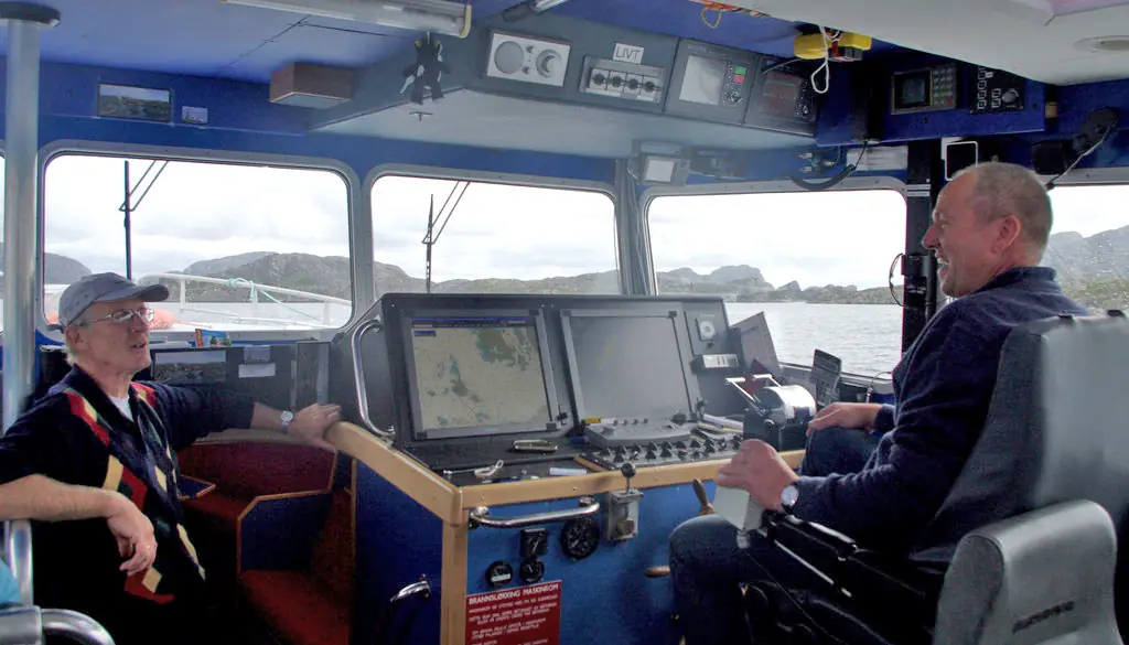 Hallstein Steinsund og Kaptein/Postmann Hans Gåsvær.