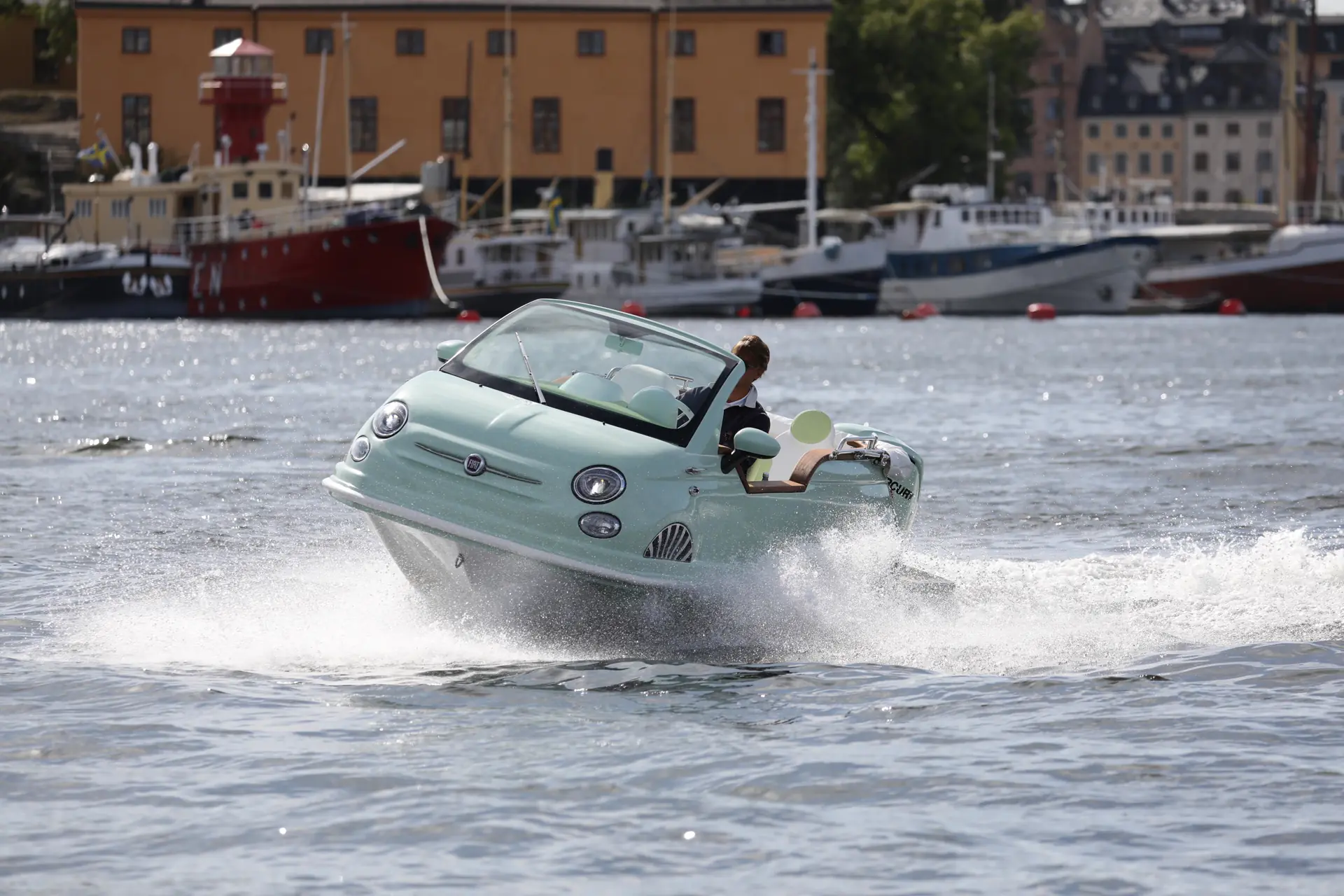 Toppfart på ca. 32 knop med Mercury 80 hk. (60 km/t) og trimaranskrog. Foto: Galärbryggan Stockholm
