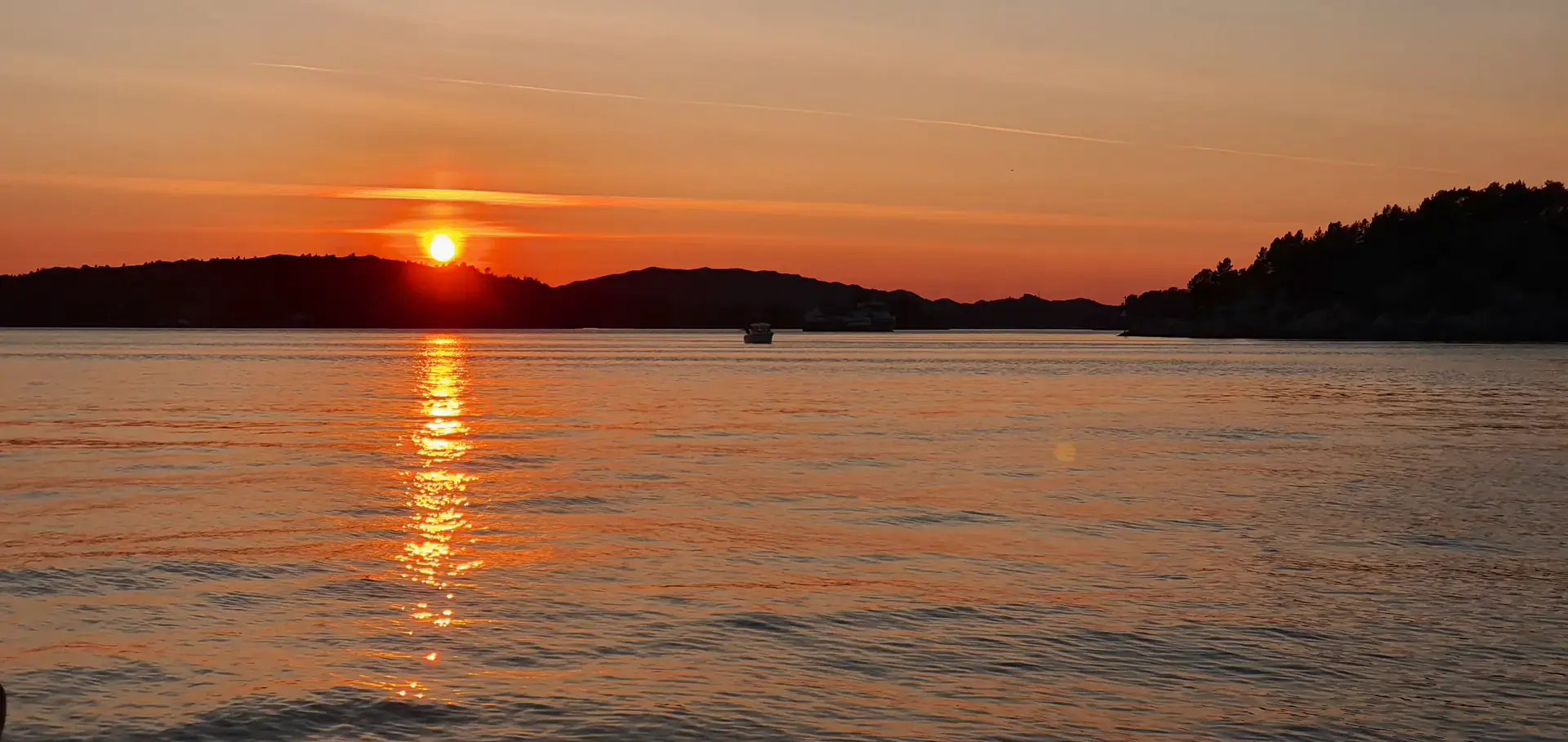 Det kan være vanskelig å se andre båter i skumring, solnedgang, og mørke, så det kreves at man er ekstra påpasselig.