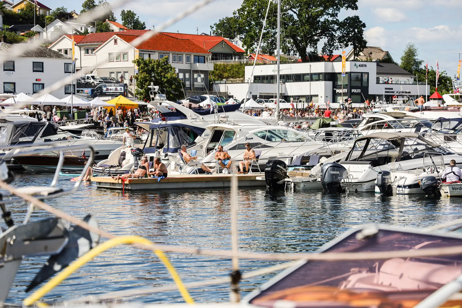 200 båter på Tysnesfest, de fleste med eget musikk-anlegg. Meningen er mange om hva som er den perfekte båtlåt.