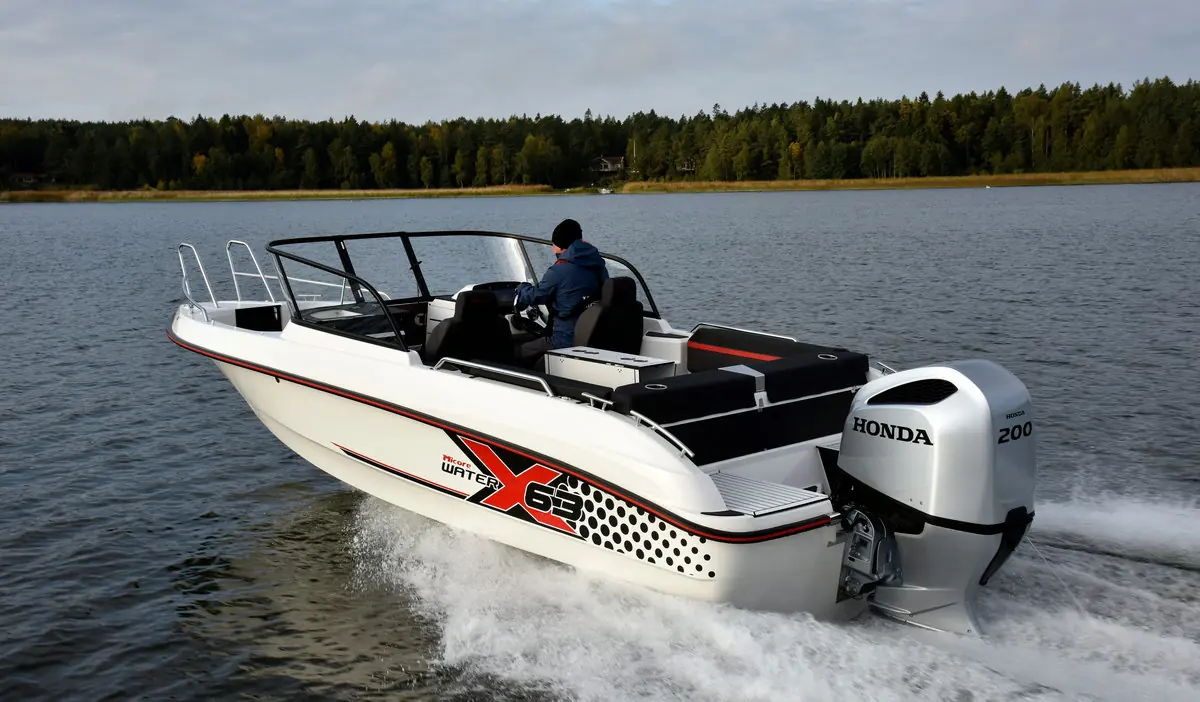 Kellox er importør for blant annet Honda og Tohatsu, og distributør for flere båtmerker - som Micore (bildet).