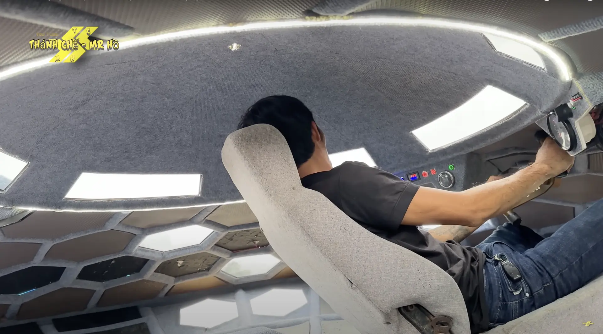 Bilde fra inne i cockpit.