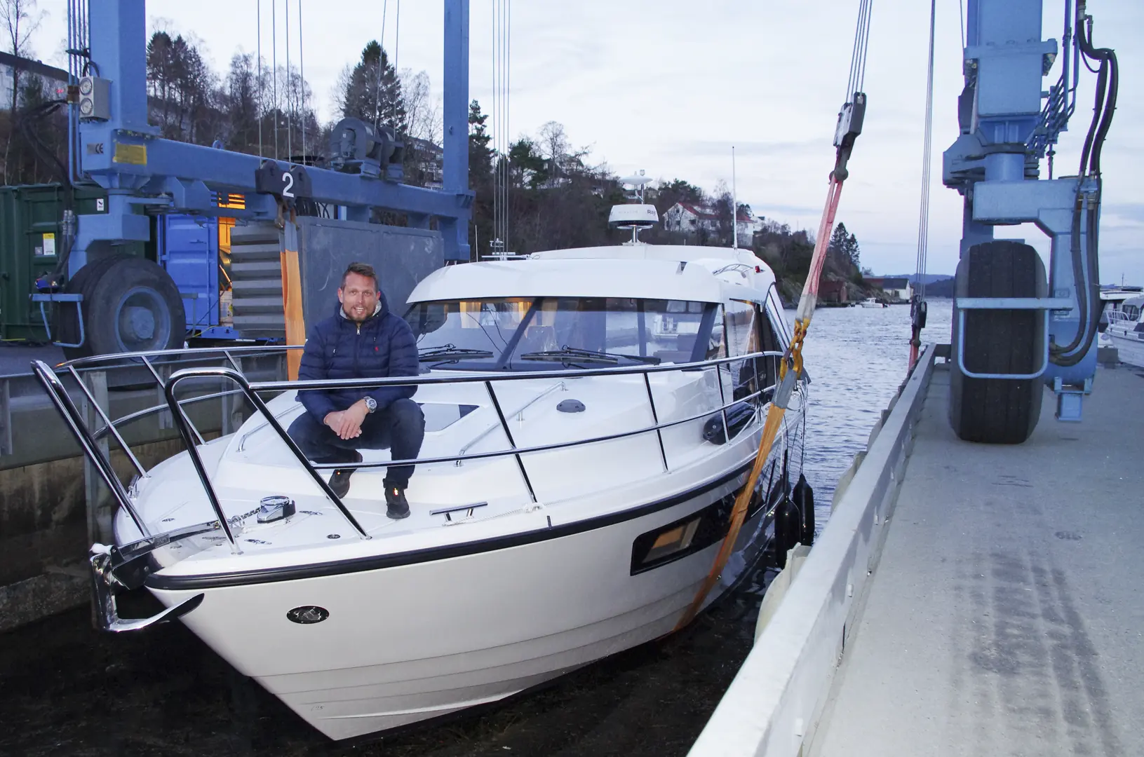 Båten som henger i stroppen skal til forhandler Melior Yachts. Daglig leder Kristian Sivertsen synes det er godt å være i båtbransjen om dagen.