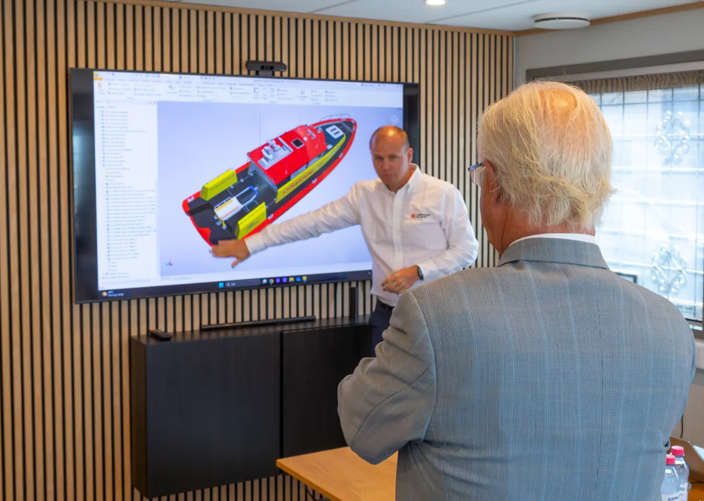 Sjöräddningssällskapets vd Lars Samuelsson viser en modell av redningsbåten som kungen gir penger til. Foto: Mats Ryde, Sjöräddningssällskapet 