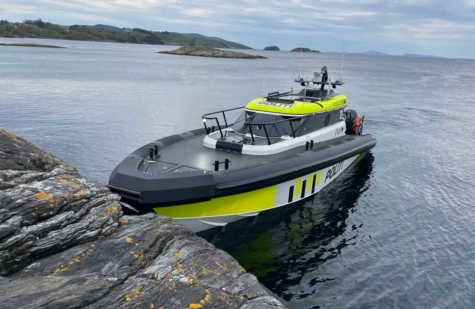 RIB: Gjennomgangen av politiets M12-rib i Vest politidistrikt viste flere avvik. Blant annet var tankrommet for bensintanker ikke tett mot innredningen. Foto: Sør-Vest politidistrikt