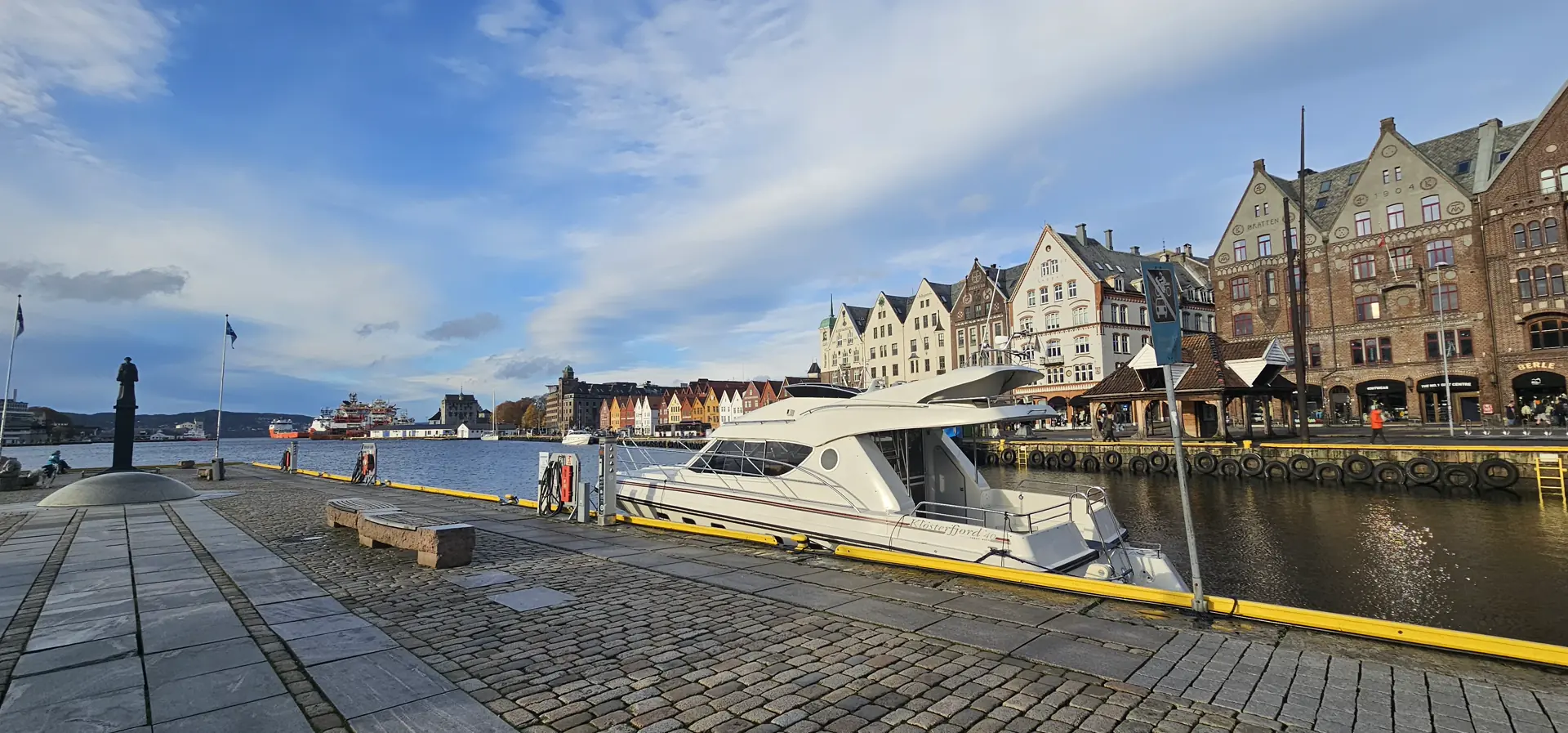 I dag kan det være vanskelig å gå i land, spesielt på fjære sjø må du klatre i dekkene