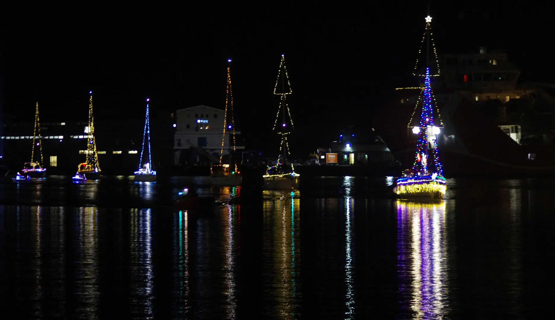 Det er litt av et syn når julekonvoien med båter kommer seilende inn på Vågen