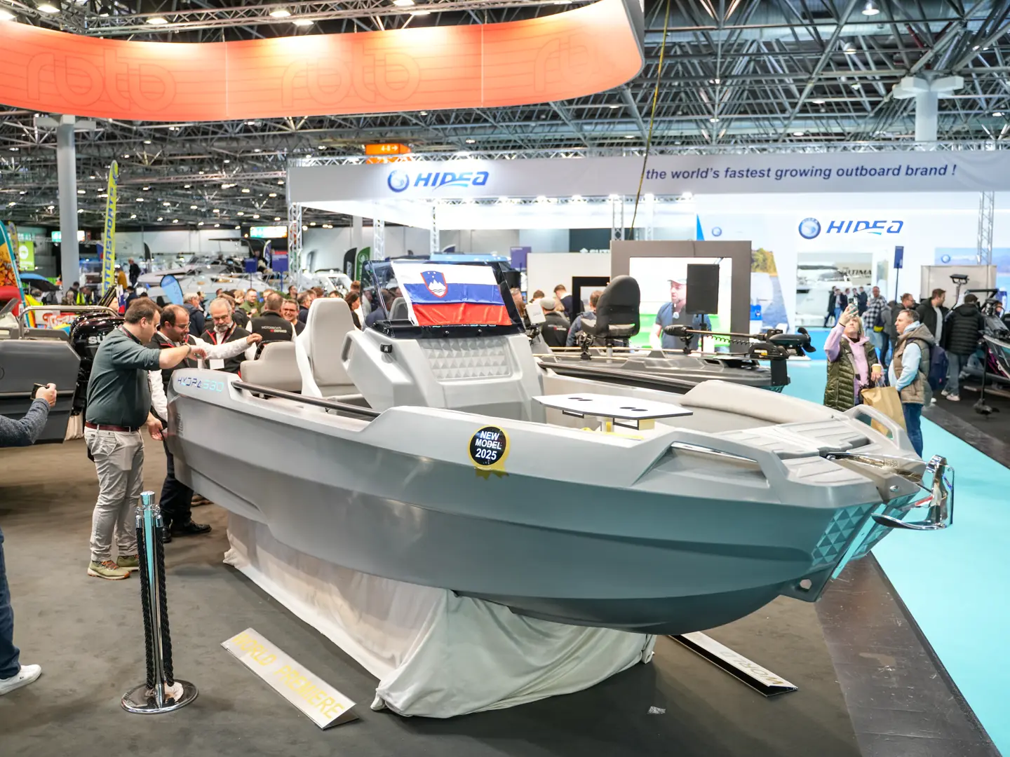 River Hydra 530 er 5,3 meter lang og 1,8 m bred, og får opptil 100 hk. på akterspeilet.