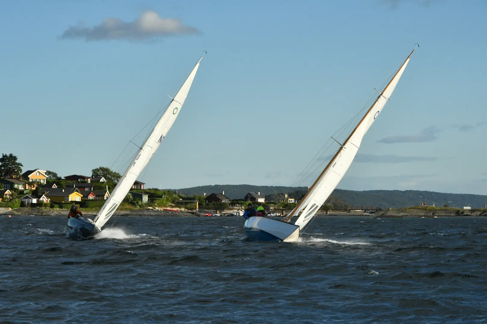 Stø kurs mot mål i kulingbyger (ON 140 og ON 130), H.M. Kongens Serieseilaser 2 dag 2021.
