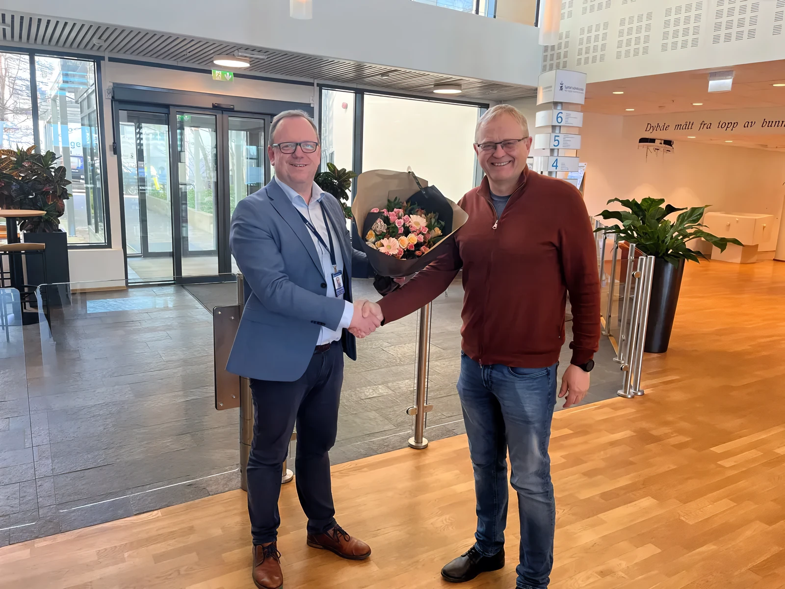 Alf Tore Sørheim ble av Kongen i statsråd fredag utnevnt til sjøfartsdirektør for de kommende seks årene. Sjøfartsdirektoratets kommunikasjonsdirektør Dag Inge Aarhus fikk æren av å overrekke blomster på vegne av fiskeri- og havminister Marianne Sivertsen Næss (Ap).   Foto: Eivind Kallevik