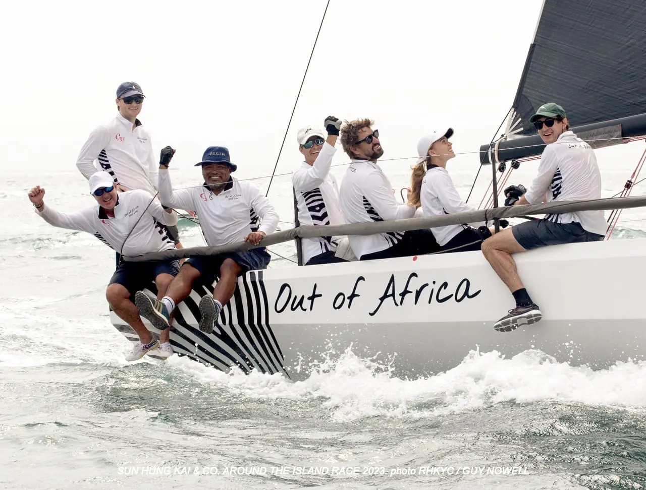 Rune, skipper (nr. 4 fra venstre) på Cape 31 «Out of Africa» etter seier i Hong Kongs svar på Færderseilasen, «Around the Island Race i 2023». (Foto: Guy Nowell)