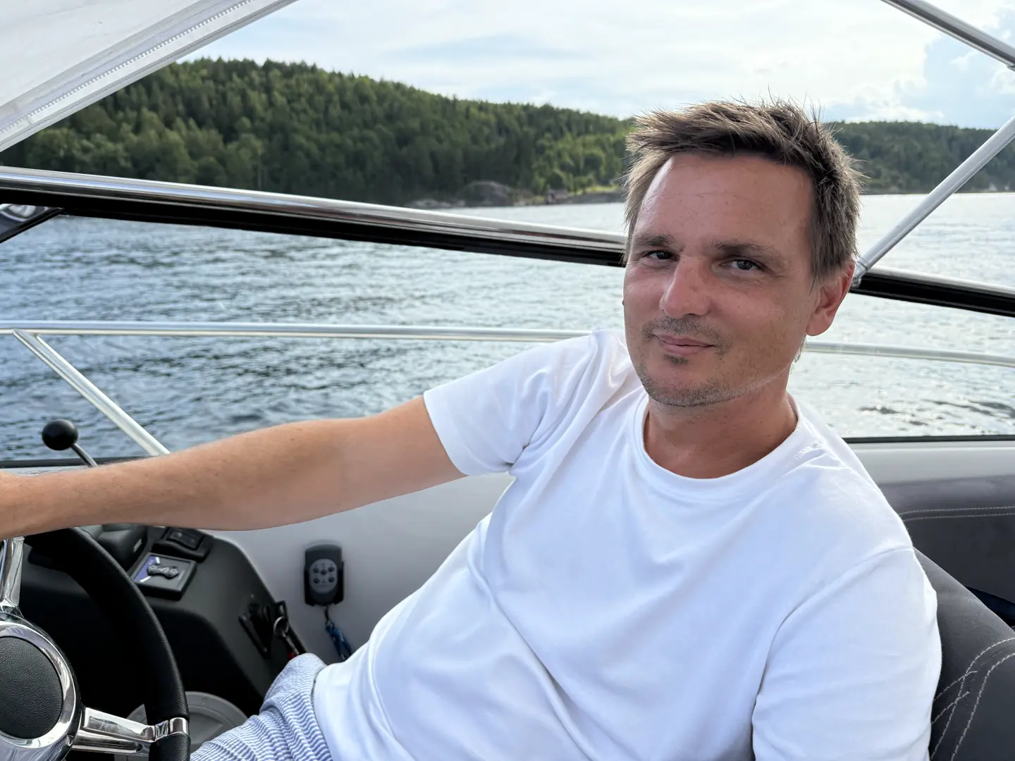 Været blir ofte finere når man kommer seg ut på sjøen, forteller Andreas Nilsen.