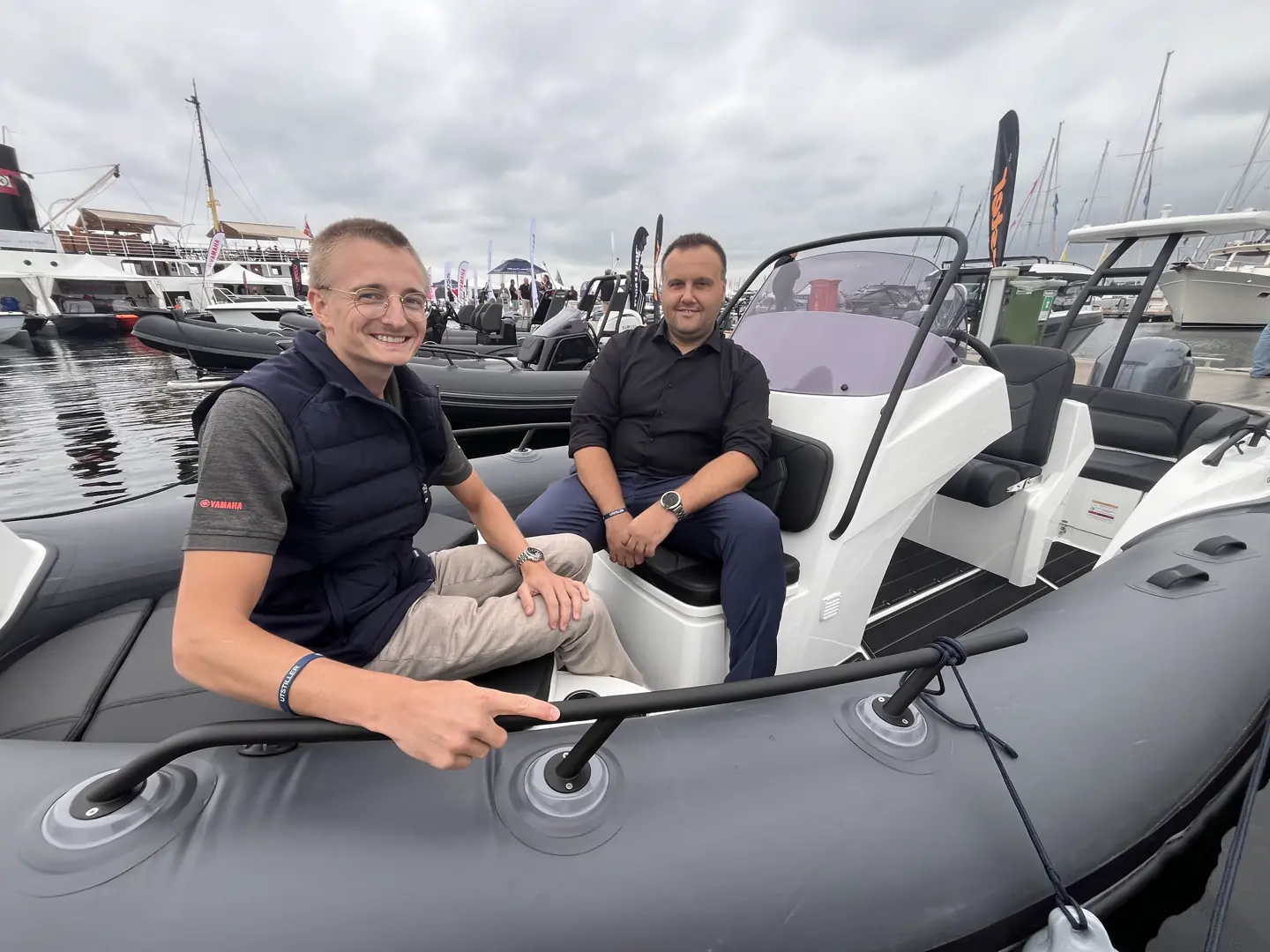 Håvard Larsen og Erik Haikalis etablerer ny båtforhandler og Yamahasenter i Råde. Nå bemanner de deler av Yamaha-brygga på Båter i Sjøen.