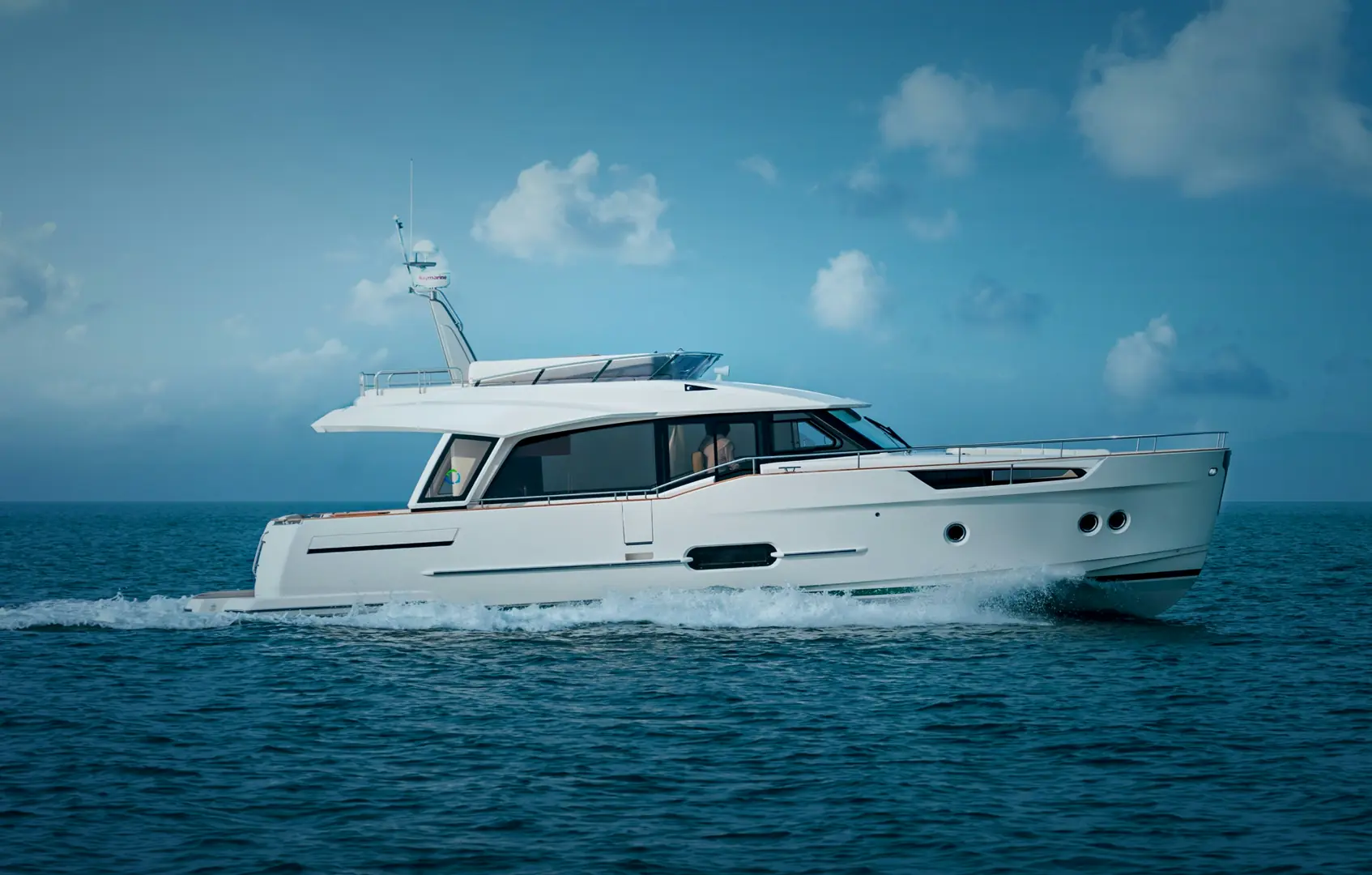 Greenline 48 Fly kan også leveres med helelektrisk eller hybrid fremdrift, som båten vi ser på har. Foto: Greenline Yachts