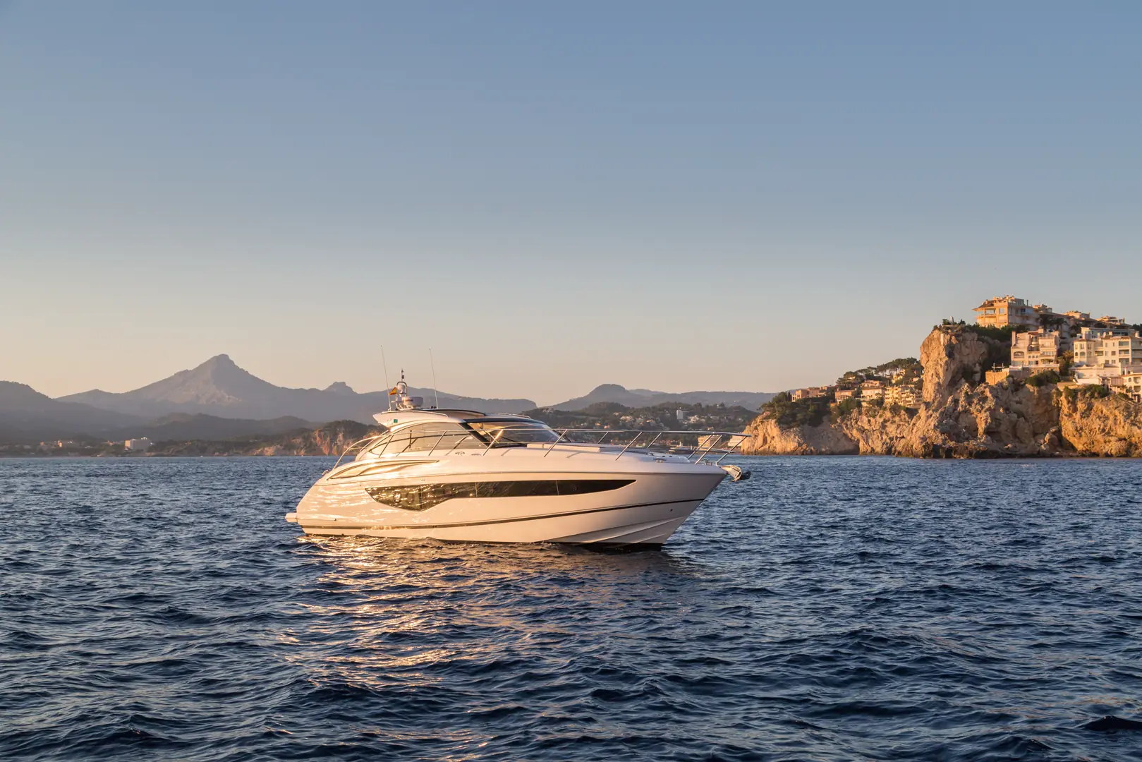Princess V40 er innstegsmodellen i V-serien fra den engelske, anerkjente produsenten. Foto: Princess Yachts