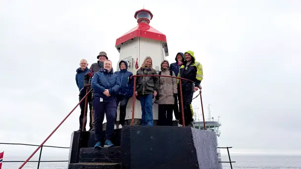 Horten fyrlykt var siste lykt som ble lagt om til å følge IALA-standarden. Foran fyrlykten står fra venstre: seniorrådgiver Guttorm Tomren, ekspedisjonssjef Ottar Ostnes (Nærings- og fiskeridepartementet), avdelingsleder Trond Røren, seksjonssjef Tatjana Eriksen, avdelingsdirektør Sylvia Beate Kregnes (NFD), avdelingsdirektør Anita Christoffersen (NFD), direktør for transport, havn og farlei Sven Martin Tønnessen og elektriker Marius Krakereid. Foto: Anders Røeggen/Kystverket