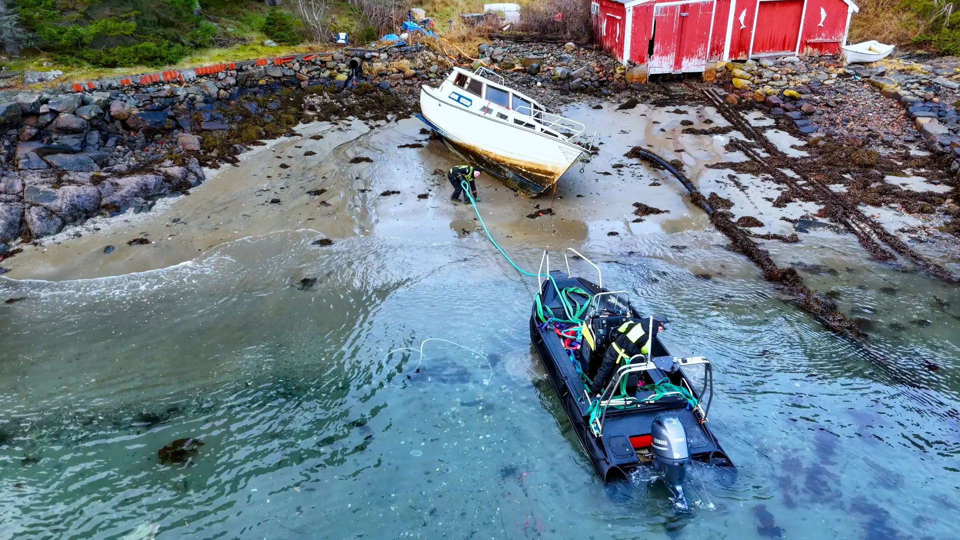 Båtvrak fjernes fra en strand i Averøy. Foto: Jonas Torland Salvesen