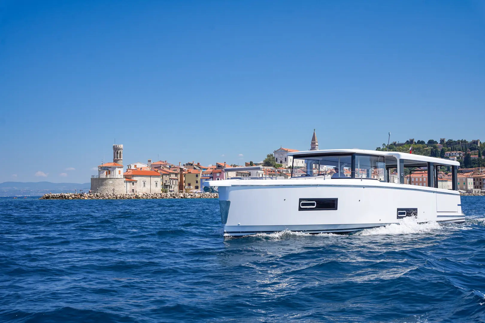 Sea Loft 480 er 14,1 meter lang, stikker 0,53 meter dypt og leveres med 3 eller 4 lugarer. Alle foto: Jeanneau