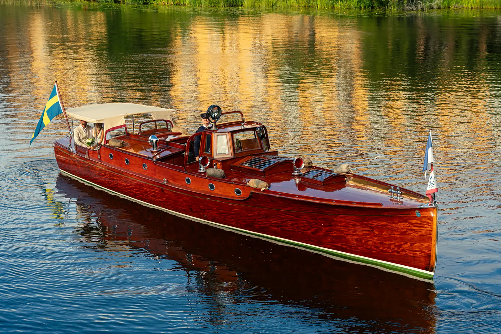 M/Y Loris er en av Sveriges mest ikoniske veteranbåter – bygget i 1913, kulturmerket av den Svenske Statens Maritima och transporthistoriska museer, og tidligere eid av finansmannen Ivar Kreuger. Hun ble designet av Knut Ljungberg, som var kjent for sine vakre linjer, og ble bygget som en rask ekspresskrysser..