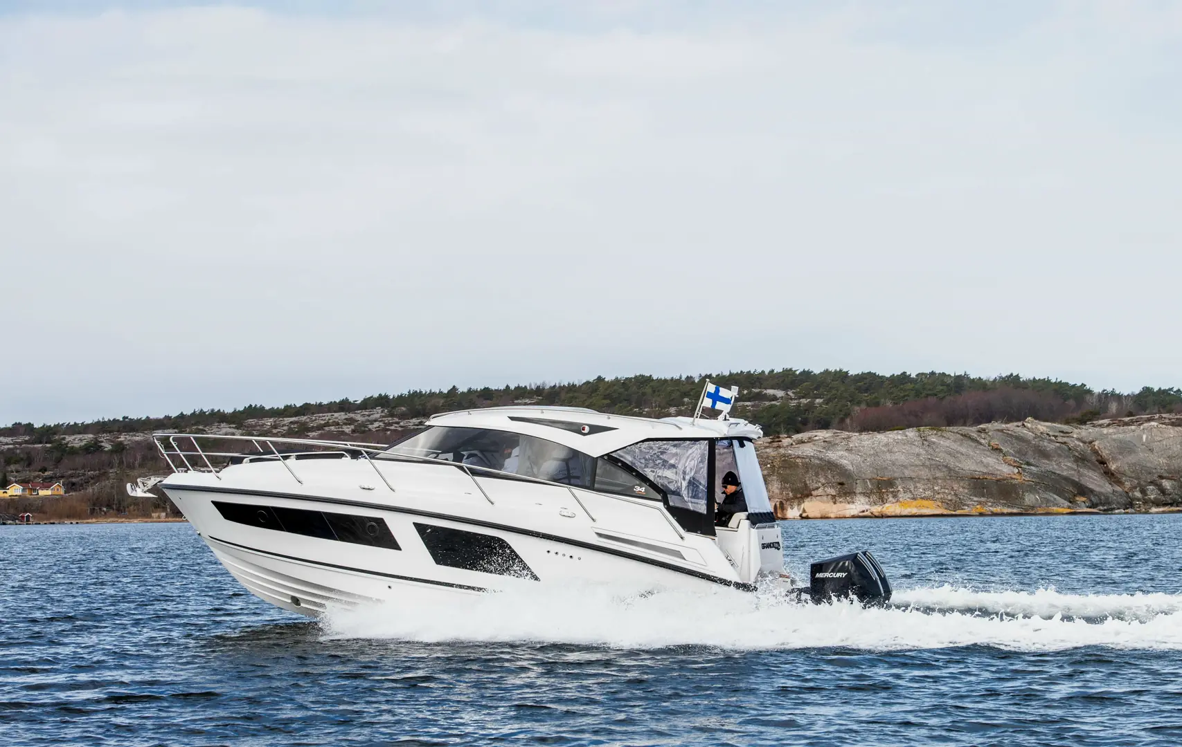 Grandezza 34 Outboard får to Mercury 300 hk. på hekken. Foto: Produsent