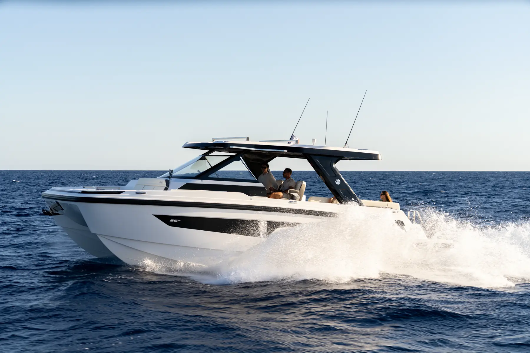 Aquila 35 Sport ble avduket tidligere i år under Cannes Yachting Festival. Alle foto: Produsent
