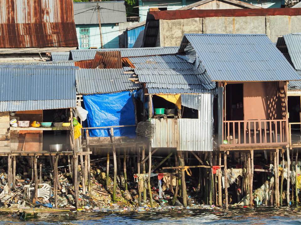 Baksiden av medaljen. I hovedstaden på Kei Islands, Tual City, er det lettvint å bruke kjøkkenvinduet som søppelbøtte. Fotoꓽ Sven Erhorn