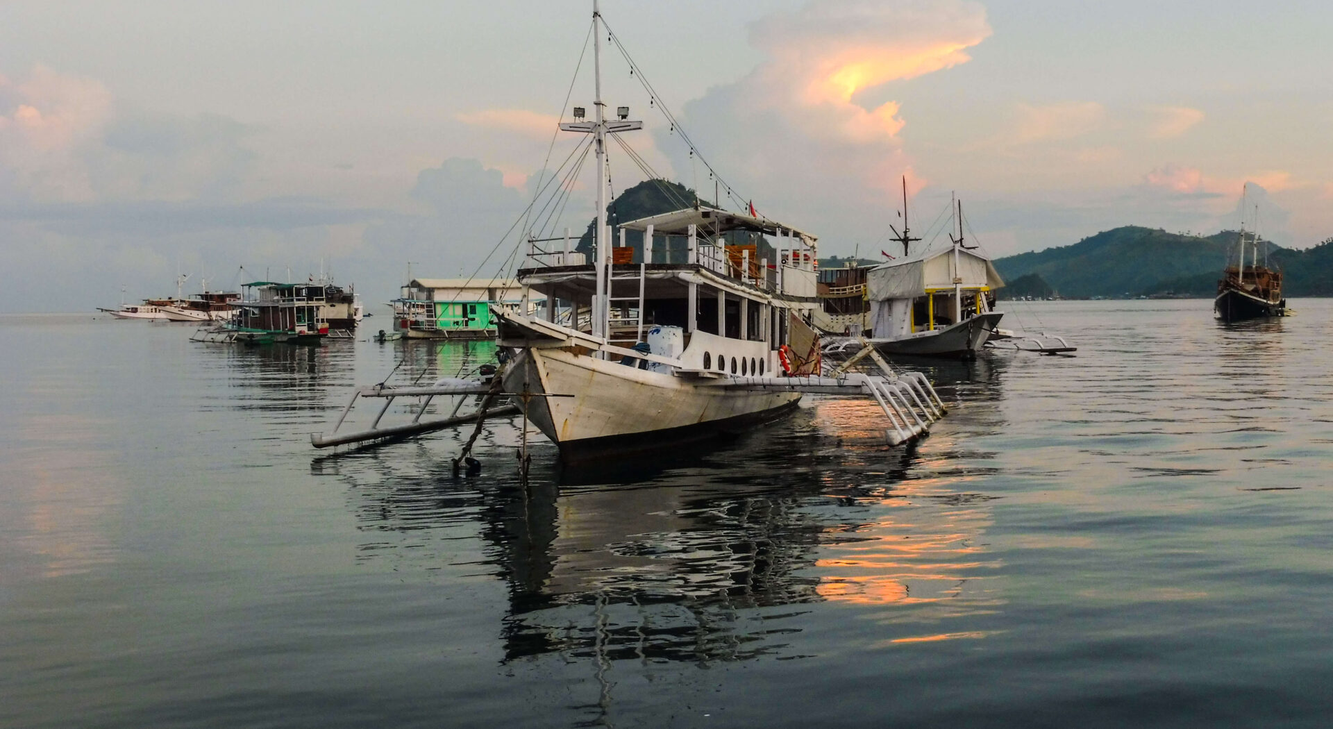 Det flytende nabolaget i Labuan Bajo huser alt fra skrallende, totaksdrevne “racer“-båter og tradisjonelle treskuter, til spiderboats – som vi ser her.